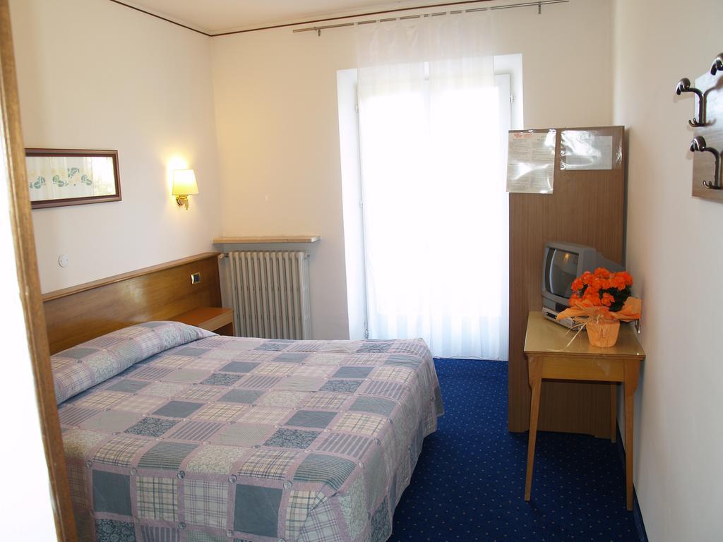 Hotel Rosalpina Riva del Garda Buitenkant foto