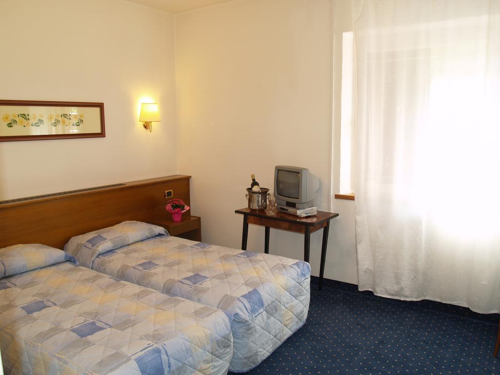 Hotel Rosalpina Riva del Garda Buitenkant foto