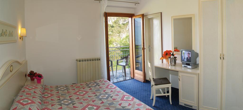Hotel Rosalpina Riva del Garda Buitenkant foto